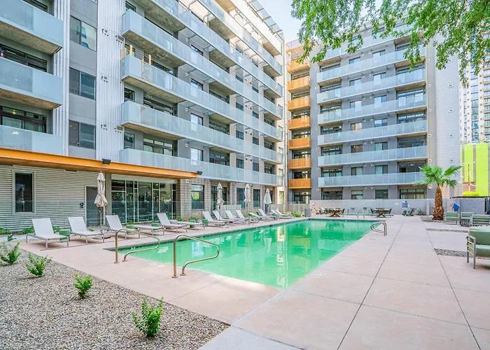 Urban Oasis In Dt W Pool Gym And Parking Apartment