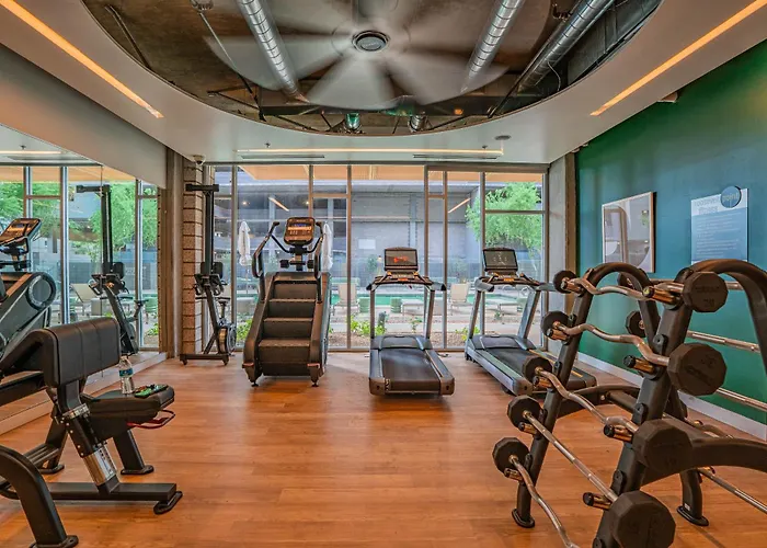 Urban Oasis In Dt W Pool Gym And Parking Apartment