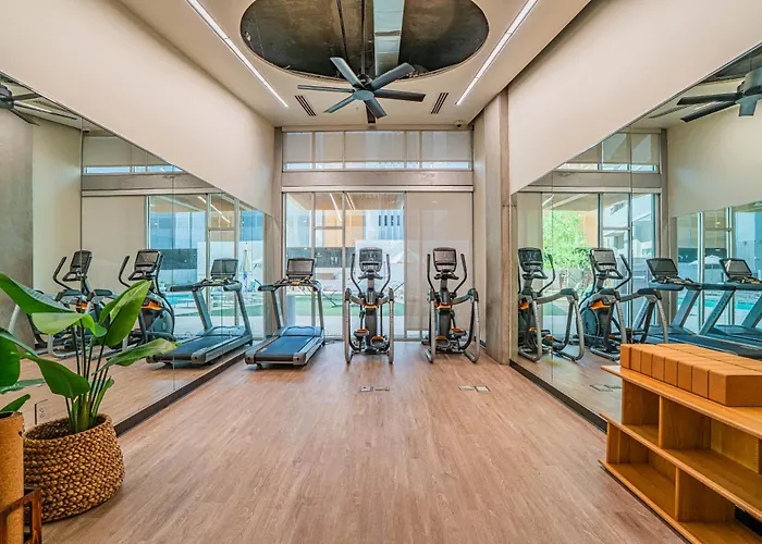 Urban Oasis In Dt W Pool Gym And Parking Apartment *