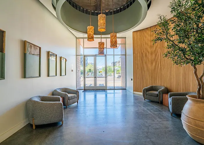 Urban Oasis In Dt W Pool Gym And Parking Apartment