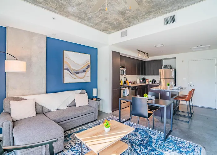 Urban Oasis In Dt W Pool Gym And Parking Apartment *