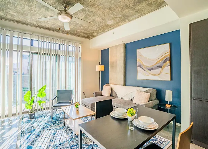Urban Oasis In Dt W Pool Gym And Parking Apartment Phoenix