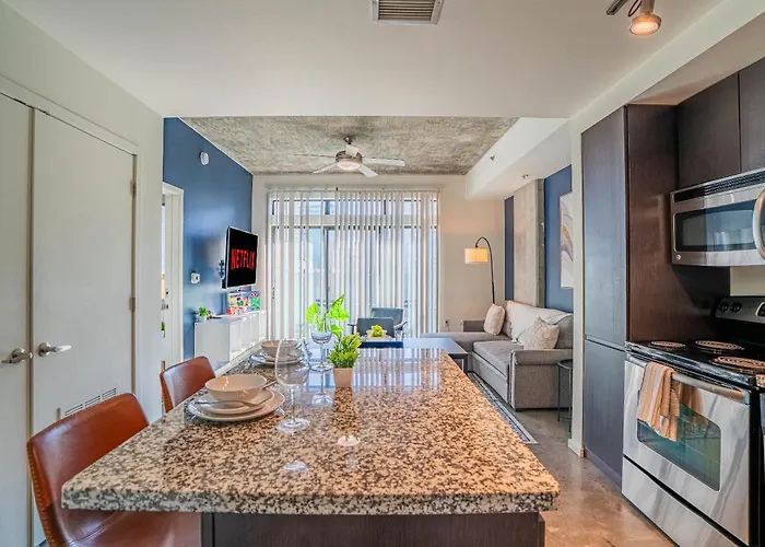 Urban Oasis In Dt W Pool Gym And Parking Apartment *