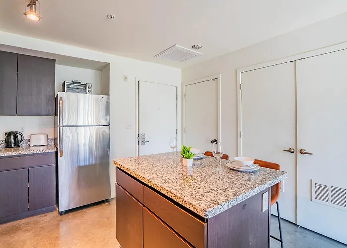Urban Oasis In Dt W Pool Gym And Parking Apartment *