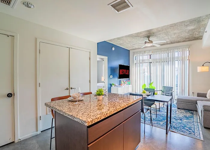 Urban Oasis In Dt W Pool Gym And Parking Apartment